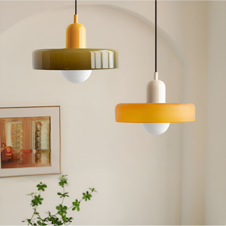 Justerbar glaslampa, taklampa, elegant design. Mjukt ljus, modern inredning.