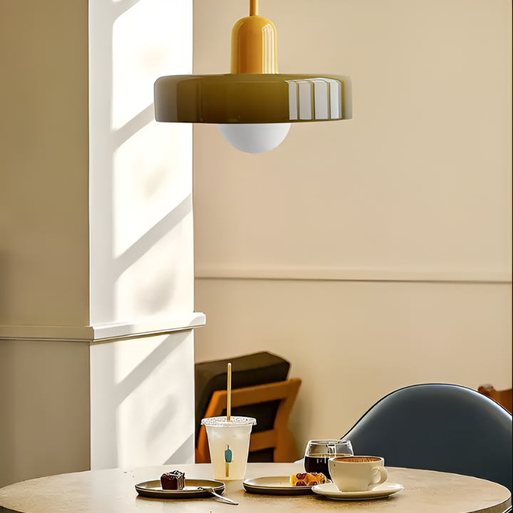 Justerbar glaslampa, taklampa, elegant design. Mjukt ljus, modern inredning.