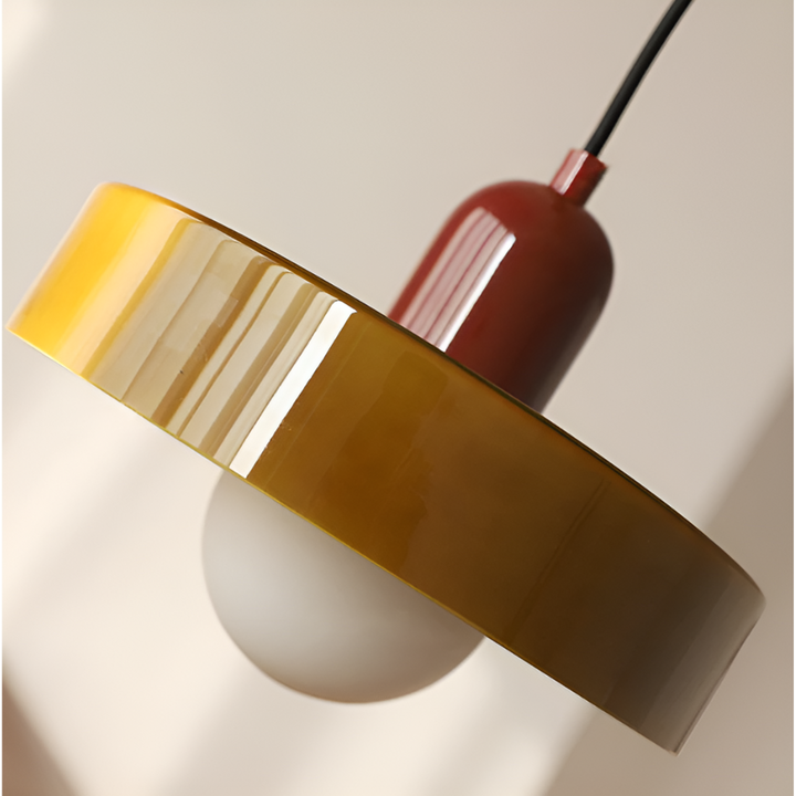 Justerbar glaslampa, taklampa, elegant design. Mjukt ljus, modern inredning.