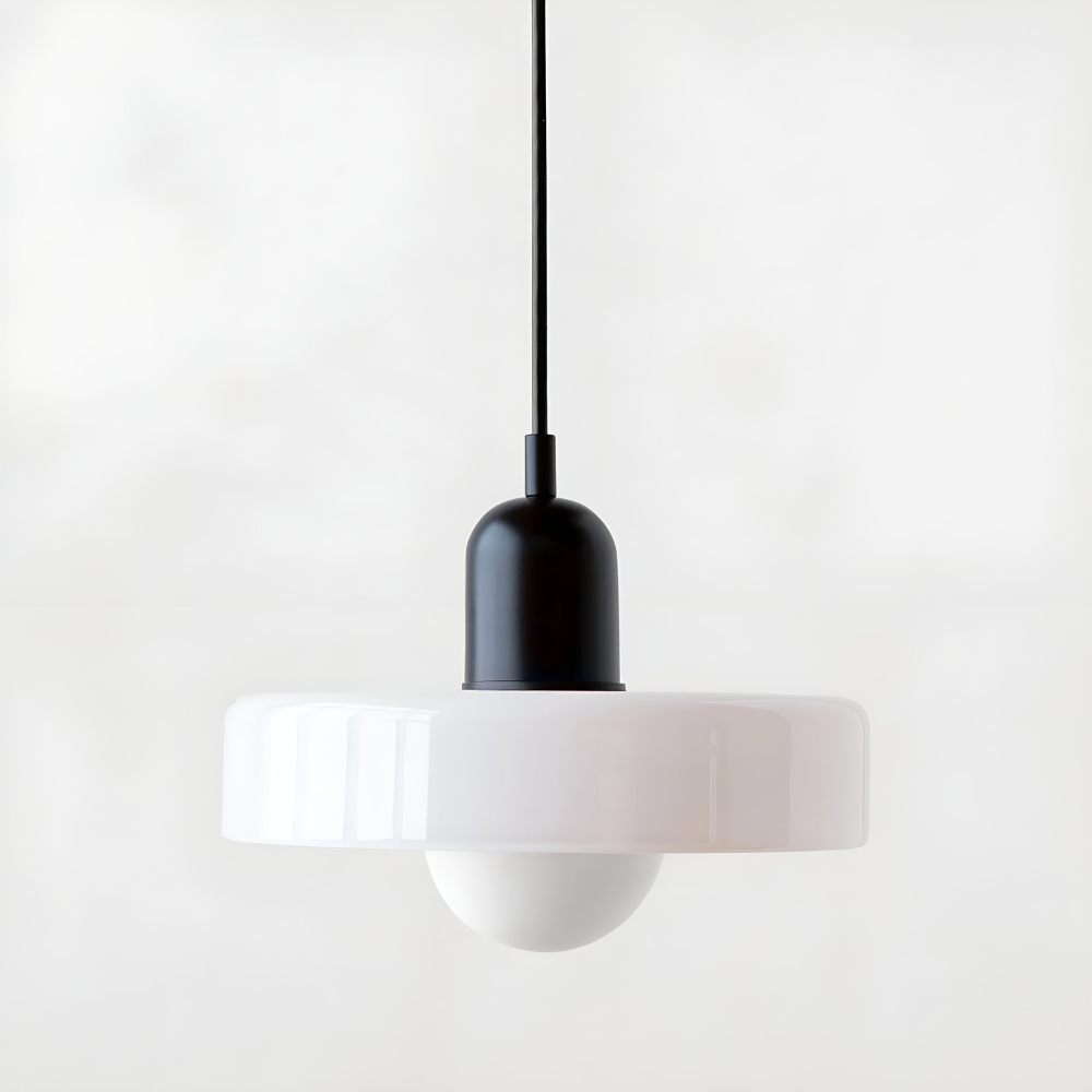 Justerbar glaslampa, taklampa, elegant design. Mjukt ljus, modern inredning.