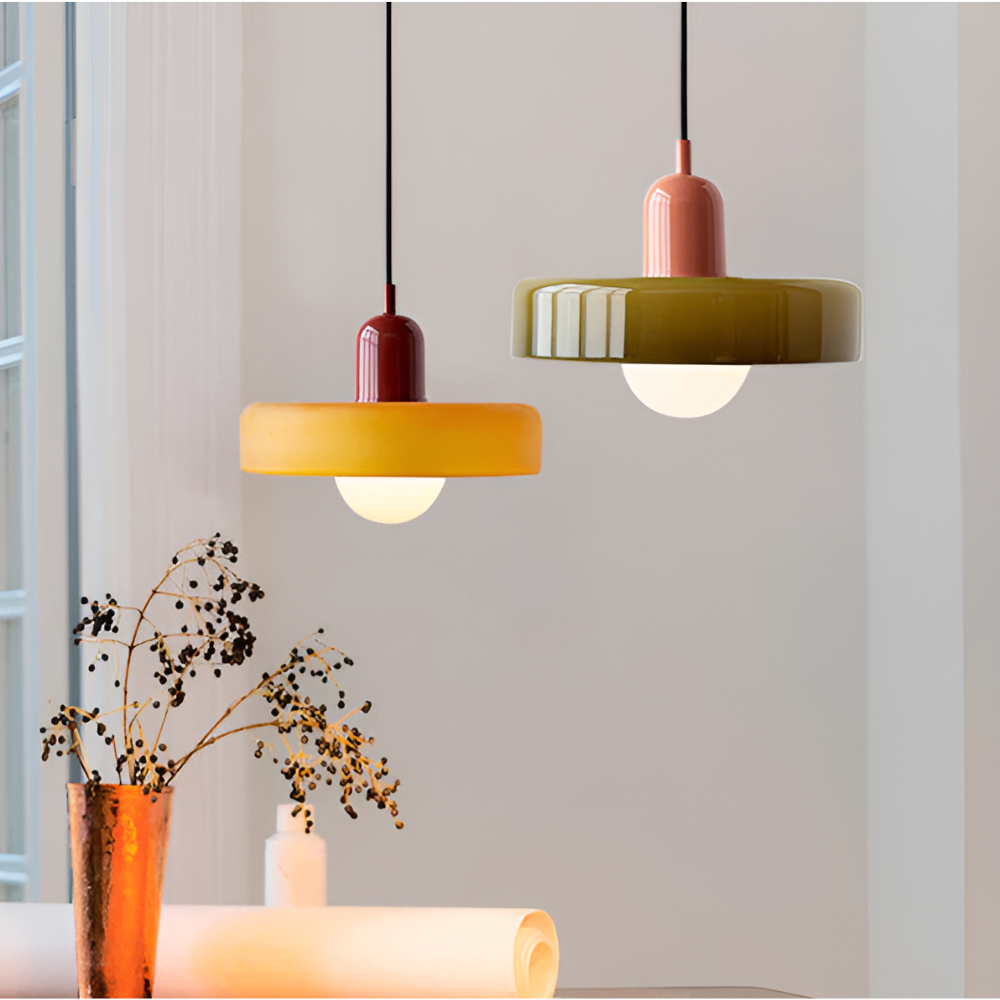 Justerbar glaslampa, taklampa, elegant design. Mjukt ljus, modern inredning.