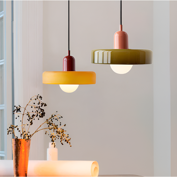 Justerbar glaslampa, taklampa, elegant design. Mjukt ljus, modern inredning.