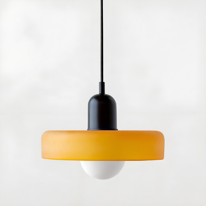 Justerbar glaslampa, taklampa, elegant design. Mjukt ljus, modern inredning.