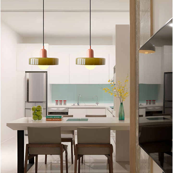 Justerbar glaslampa, taklampa, elegant design. Mjukt ljus, modern inredning.
