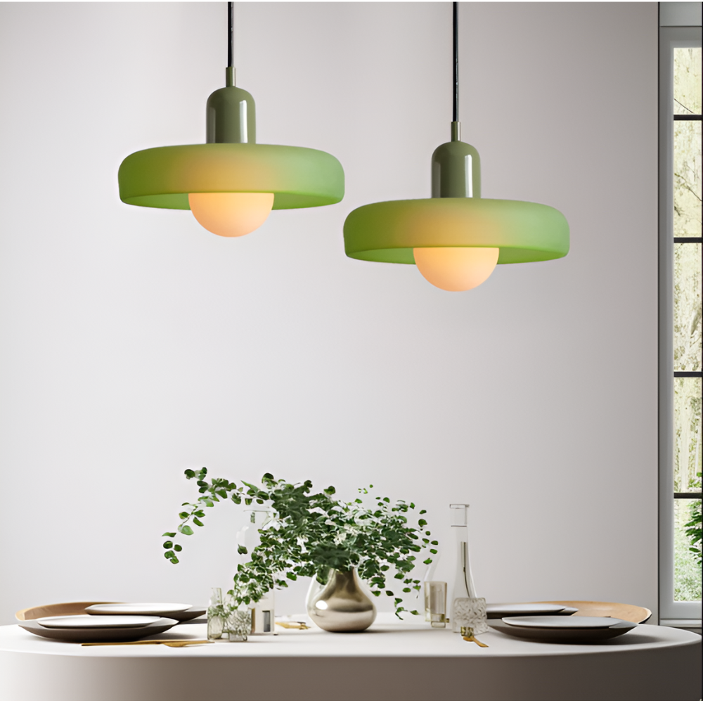 Justerbar glaslampa, taklampa, elegant design. Mjukt ljus, modern inredning.