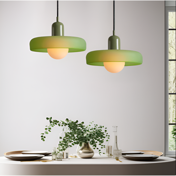 Justerbar glaslampa, taklampa, elegant design. Mjukt ljus, modern inredning.