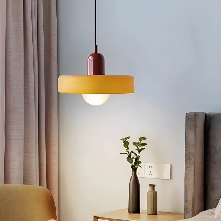 Justerbar glaslampa, taklampa, elegant design. Mjukt ljus, modern inredning.