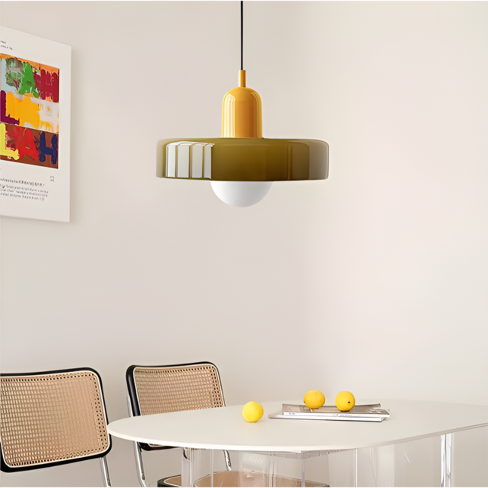 Justerbar glaslampa, taklampa, elegant design. Mjukt ljus, modern inredning.