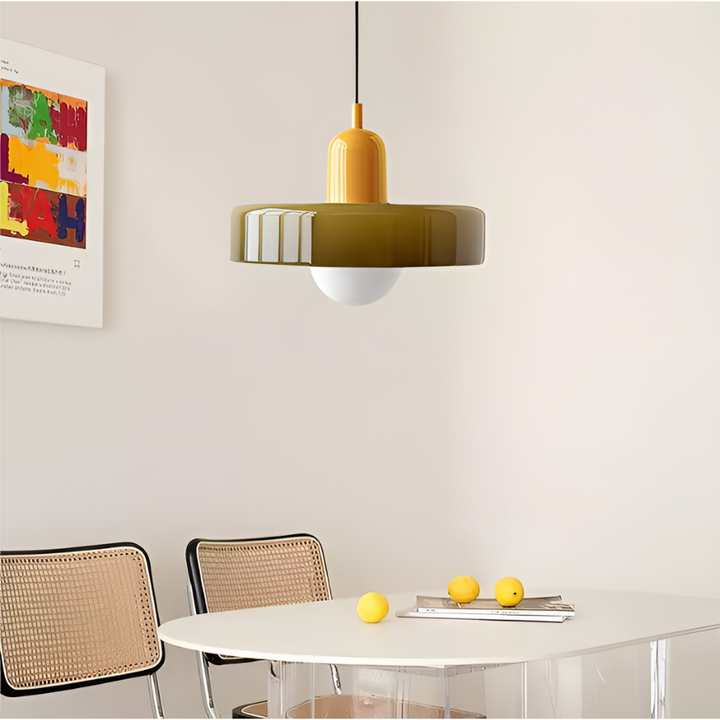 Justerbar glaslampa, taklampa, elegant design. Mjukt ljus, modern inredning.
