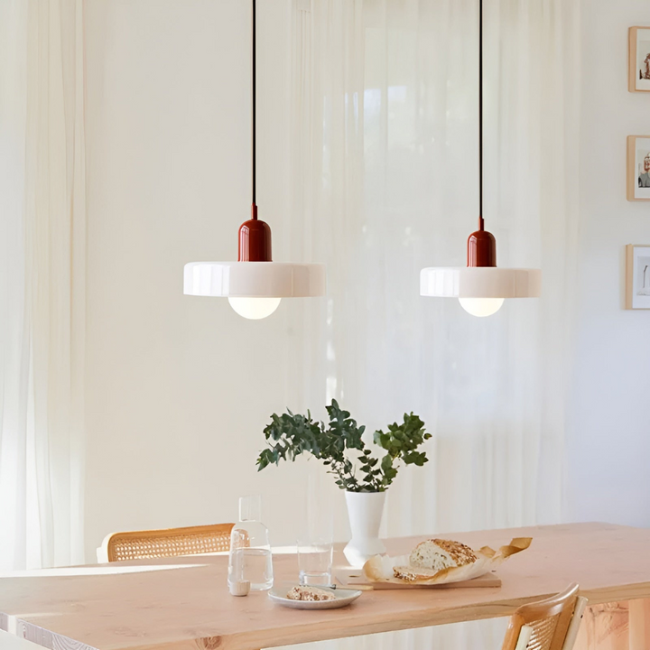 Justerbar glaslampa, taklampa, elegant design. Mjukt ljus, modern inredning.