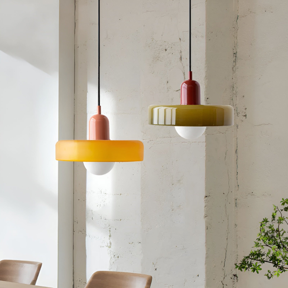 Justerbar glaslampa, taklampa, elegant design. Mjukt ljus, modern inredning.