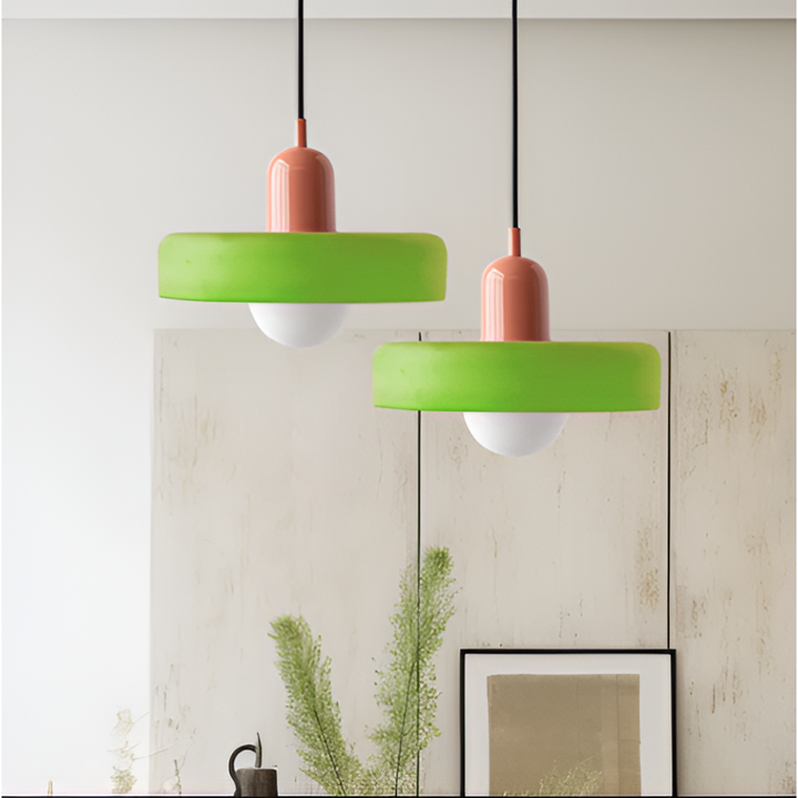 Justerbar glaslampa, taklampa, elegant design. Mjukt ljus, modern inredning.