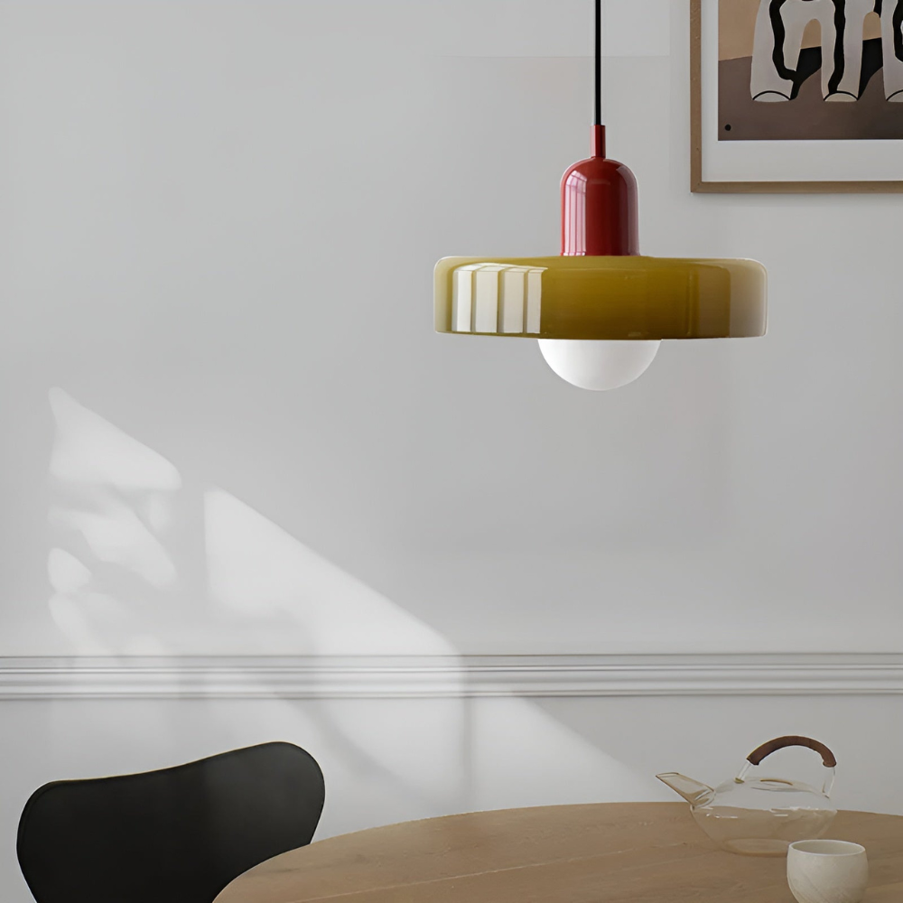 Justerbar glaslampa, taklampa, elegant design. Mjukt ljus, modern inredning.