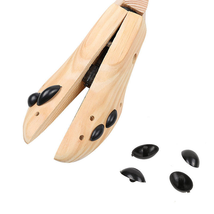 Justerbar skobår i naturligt trä med elegant yta. Passar alla skotyper och justeras för optimal passform.