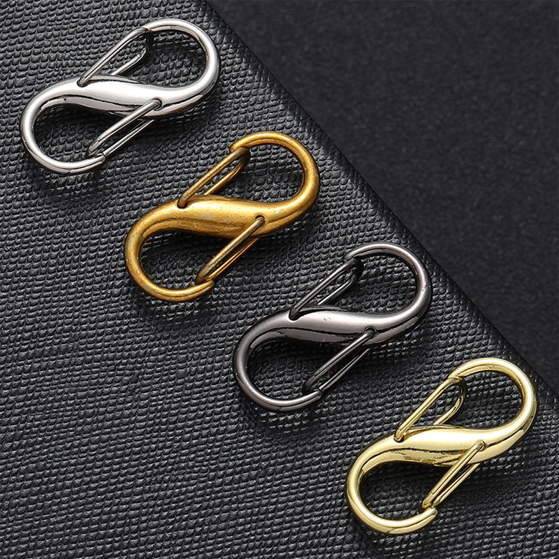 "Justerbart metallspänne för kedjeväska i silver, flera färger tillgängliga, stilren och säker lösning för väskor."
