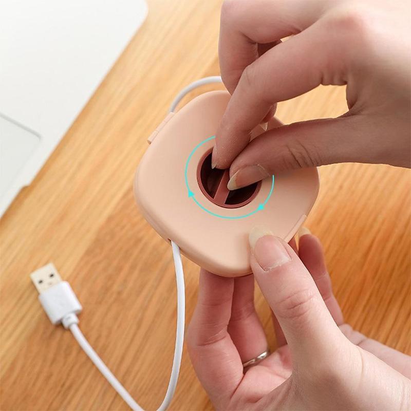 "Kabelupprullare och telefonstativ i hållbart ABS-material, finns i blå, vit och rosa, perfekt för kabelorganisation."