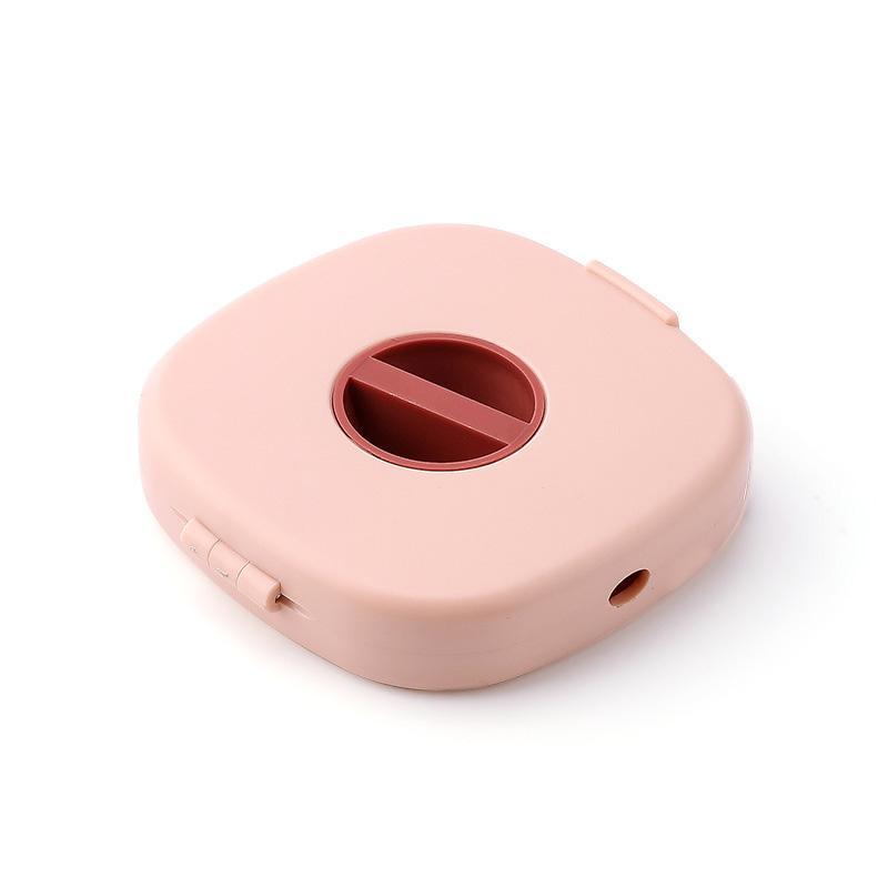 "Kabelupprullare och telefonstativ i hållbart ABS-material, finns i blå, vit och rosa, perfekt för kabelorganisation."