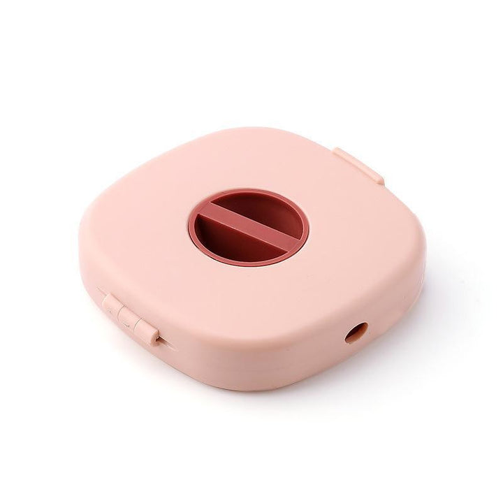 "Kabelupprullare och telefonstativ i hållbart ABS-material, finns i blå, vit och rosa, perfekt för kabelorganisation."