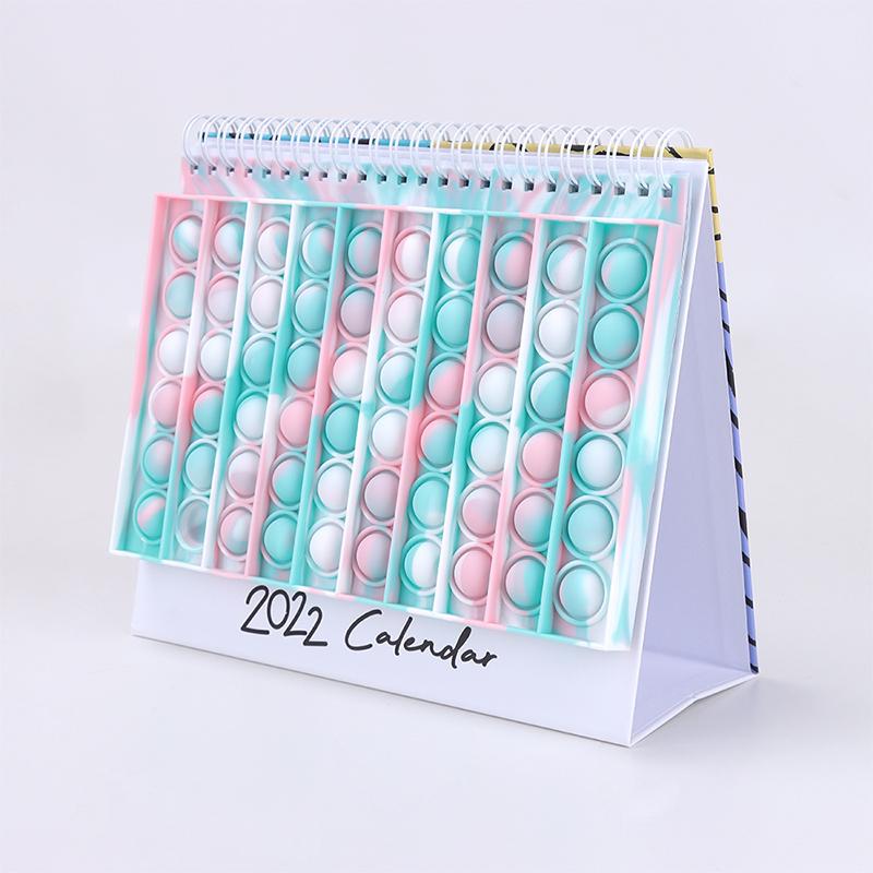 "Kalender med färgglada silikonbubblor för stresslindring och planering, perfekt för hem och kontor, i hållbart material."