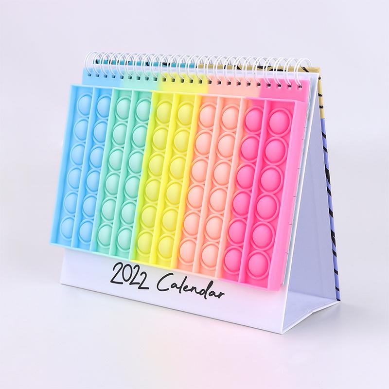 "Kalender med färgglada silikonbubblor för stresslindring och planering, perfekt för hem och kontor, i hållbart material."