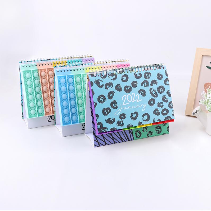 "Kalender med färgglada silikonbubblor för stresslindring och planering, perfekt för hem och kontor, i hållbart material."