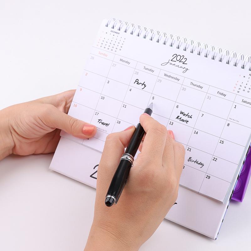 "Kalender med färgglada silikonbubblor för stresslindring och planering, perfekt för hem och kontor, i hållbart material."