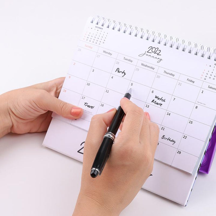 "Kalender med färgglada silikonbubblor för stresslindring och planering, perfekt för hem och kontor, i hållbart material."