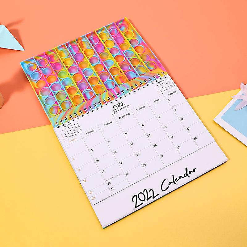 "Kalender med färgglada silikonbubblor för stresslindring och planering, perfekt för hem och kontor, i hållbart material."