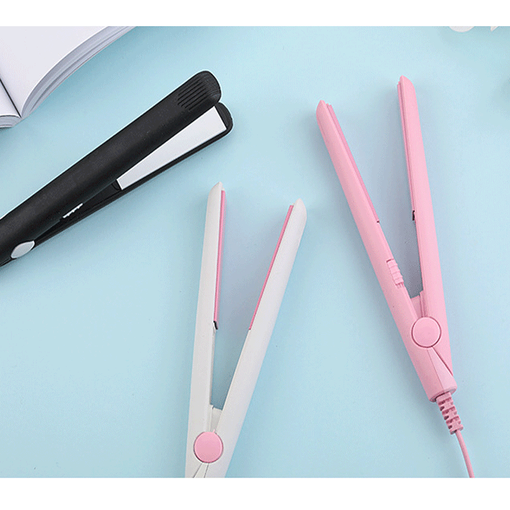 "Keramisk mini-plattång i elegant design, kompakt och bärbar, passar alla hårtyper för professionell hårstyling."