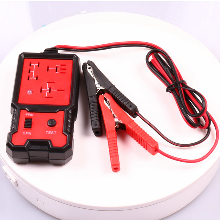 "Kompakt relätestare för fordon med LED-indikator, robust plast och metall, anpassad för 12V bilbatterier."