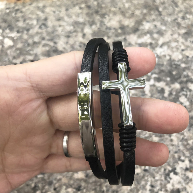 "Korsflätat flerlagers läderarmband för män, elegant och trendig design, svart, grå och guld, stil och komfort."
