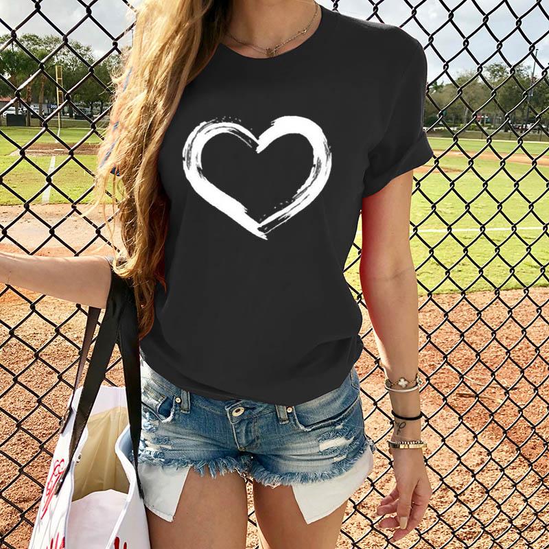 "Kortärmad dam T-shirt med stort hjärttryck i fem färger; svart, grå, röd, rosa, grön för en lekfull stil."