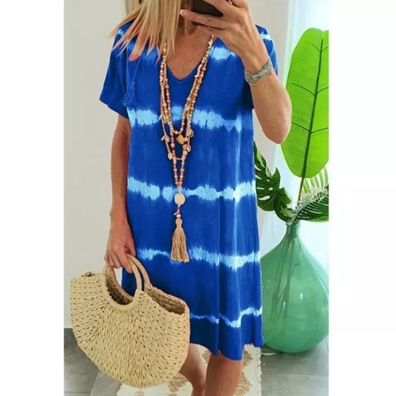 Kortärmad damklänning med färgglad tie-dye och V-ringning. Perfekt för sommar, knälängd och mjukt, andningsbart tyg.