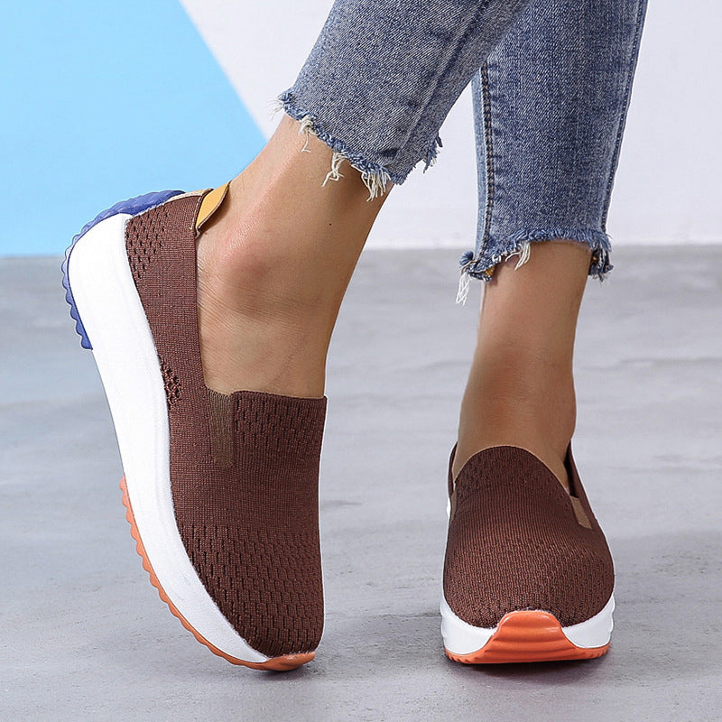 "Kvinnors ergonomiska slip-on skor, stretchstickat material, andningsbart och formpassande för bekväm vardagsanvändning."