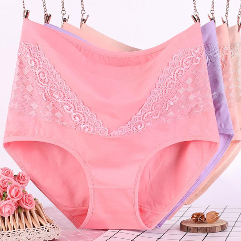 "Kvinnors slim-fit spetsunderkläder i elegant spets med brett midjeband, lyser rosa nyans, design för komfort och stil."