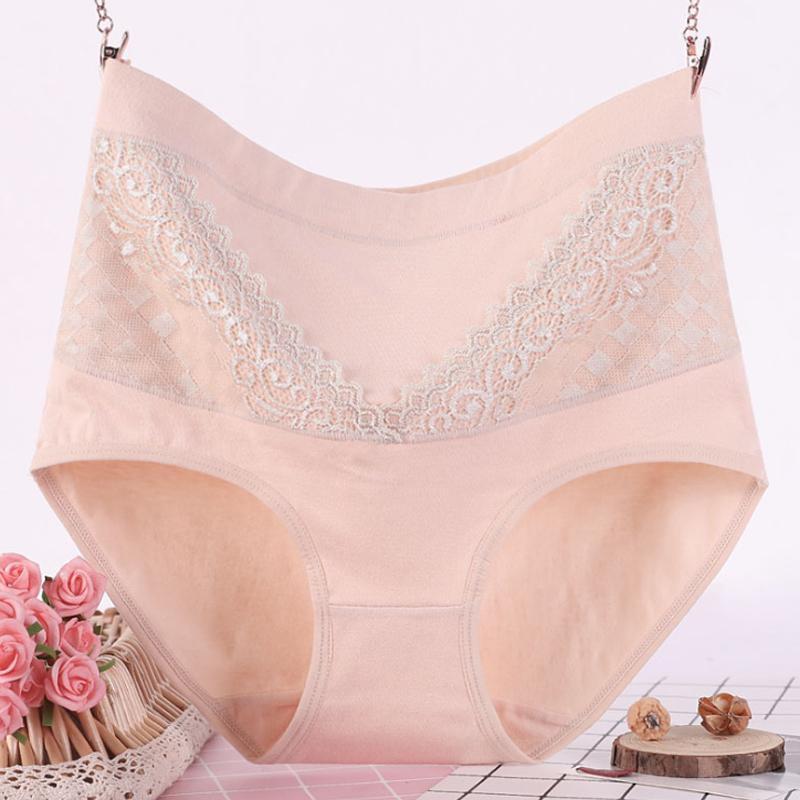 "Kvinnors slim-fit spetsunderkläder i elegant spets med brett midjeband, lyser rosa nyans, design för komfort och stil."