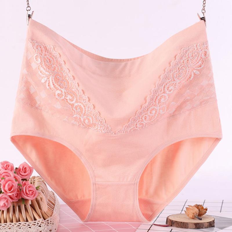 "Kvinnors slim-fit spetsunderkläder i elegant spets med brett midjeband, lyser rosa nyans, design för komfort och stil."