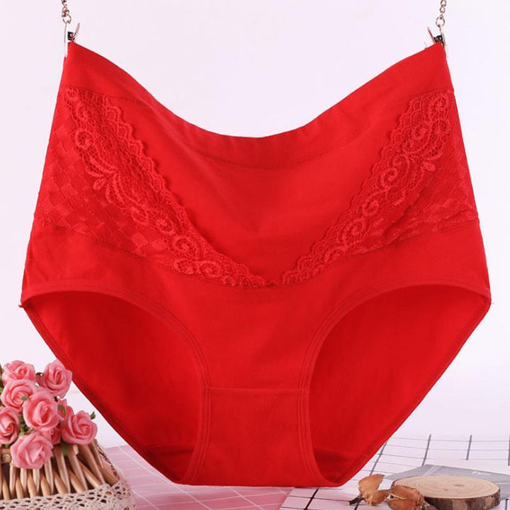 "Kvinnors slim-fit spetsunderkläder i elegant spets med brett midjeband, lyser rosa nyans, design för komfort och stil."