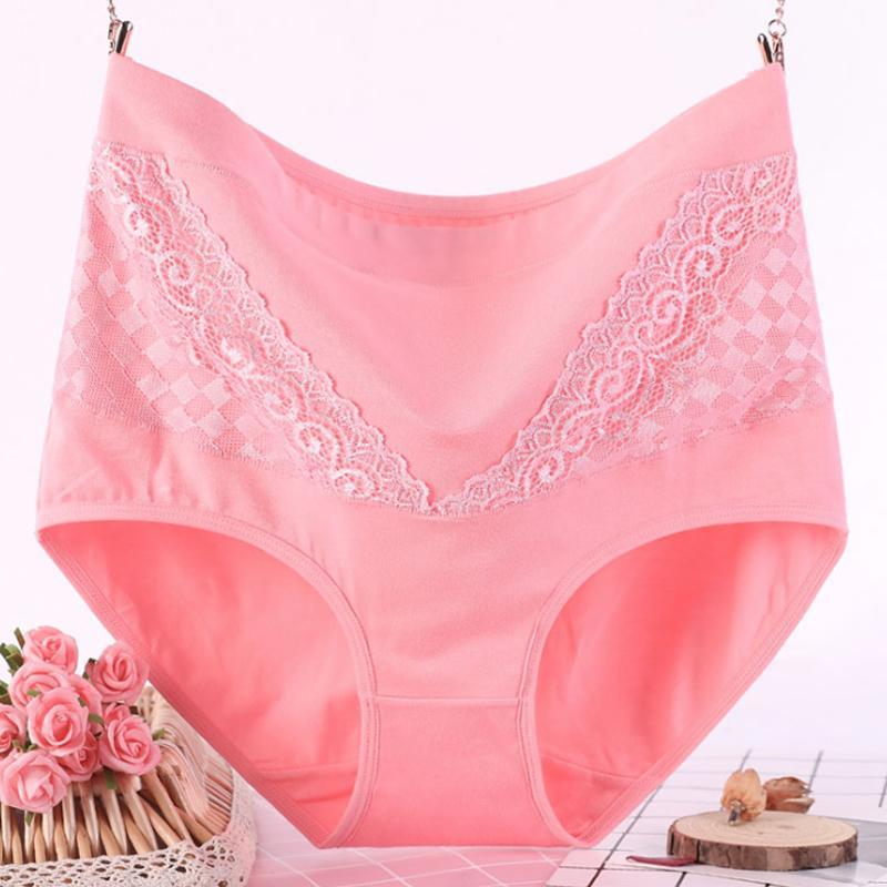 "Kvinnors slim-fit spetsunderkläder i elegant spets med brett midjeband, lyser rosa nyans, design för komfort och stil."