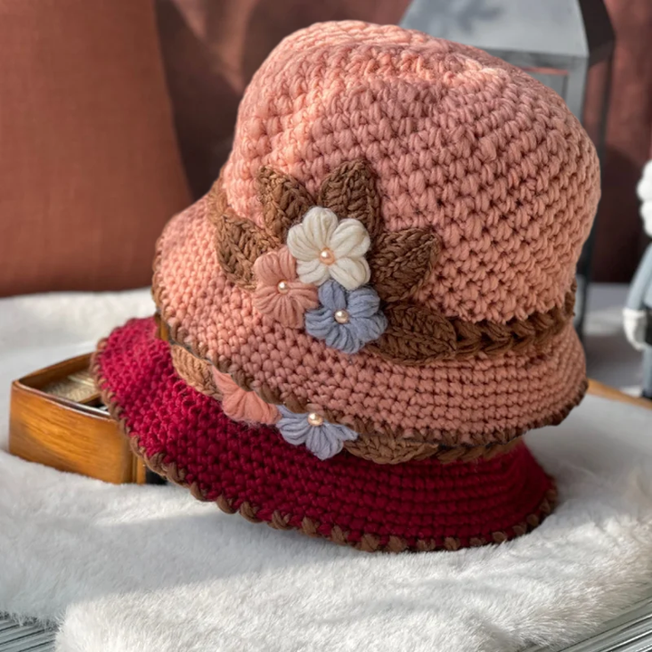 "Kvinnors tjocka blommiga stickad mössa i ull, vinröd, värmande och elegant för vinter."