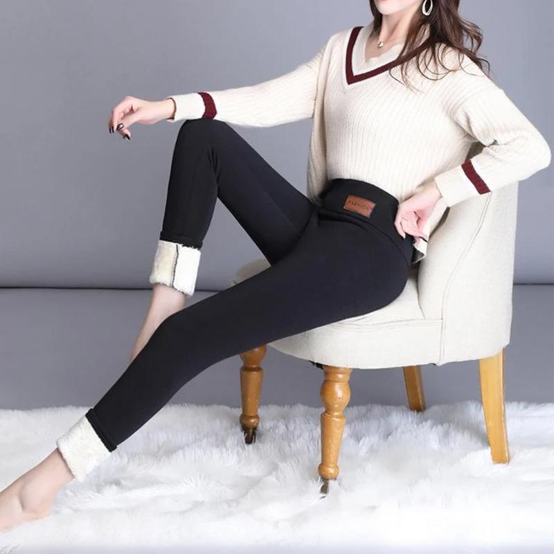"Kvinnors vintertäta fleecefodrade leggings i grått eller svart, med elastisk passform och mjukt foder för optimal värme."