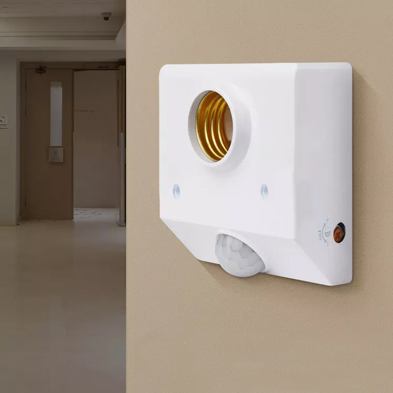 "Lamphållare med rörelsesensor för trappbelysning, vit med IP65 skydd, detektionsvinkel 180°, lämplig för E27-sockel."