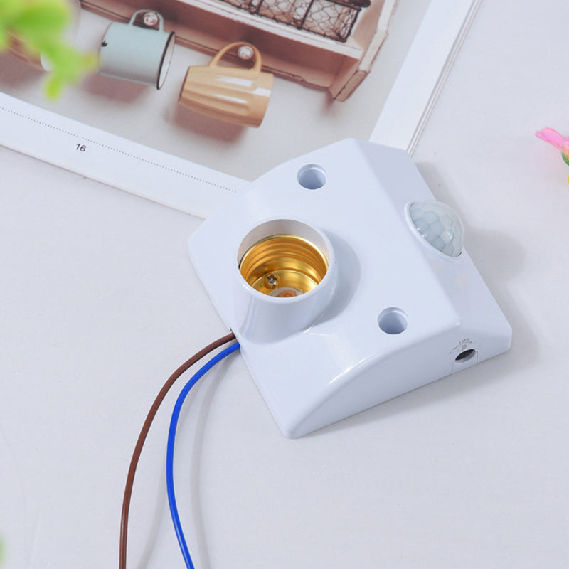 "Lamphållare med rörelsesensor för trappbelysning, vit med IP65 skydd, detektionsvinkel 180°, lämplig för E27-sockel."