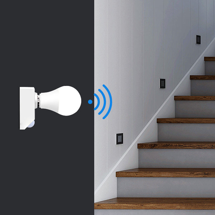 "Lamphållare med rörelsesensor för trappbelysning, vit med IP65 skydd, detektionsvinkel 180°, lämplig för E27-sockel."