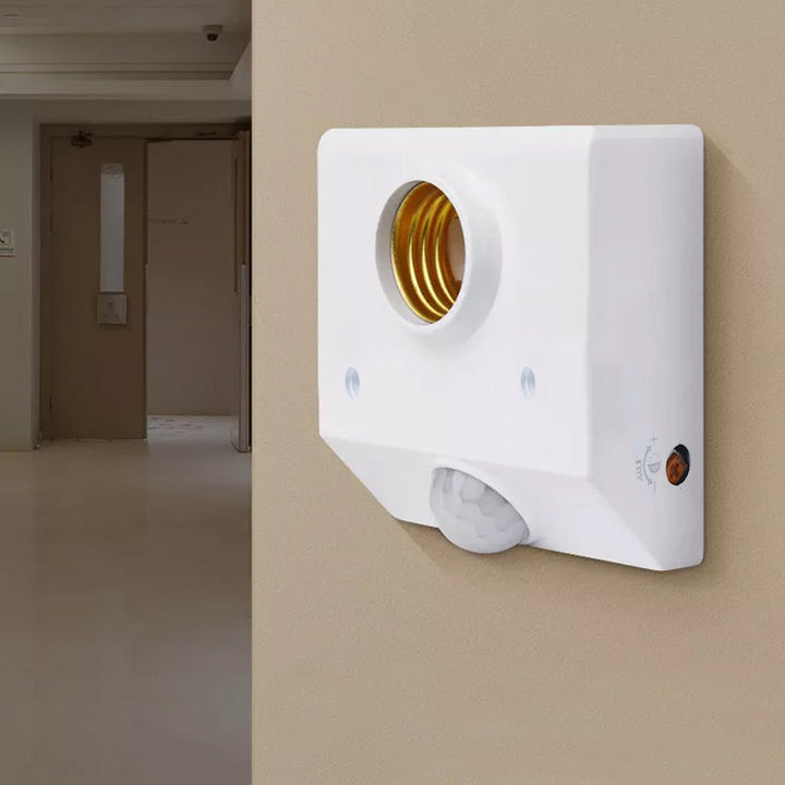 "Lamphållare med rörelsesensor för trappbelysning, vit med IP65 skydd, detektionsvinkel 180°, lämplig för E27-sockel."