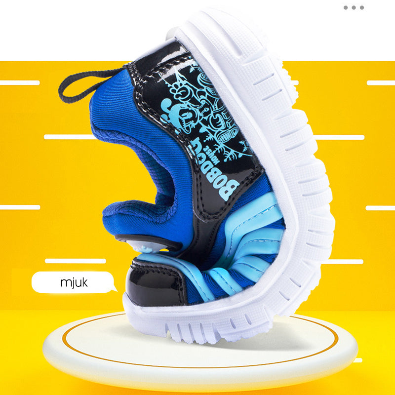 "Lätta och bekväma barnskor, antisladd yttersula, andningsbart meshmaterial, flera färger, perfekt för utomhuslek."