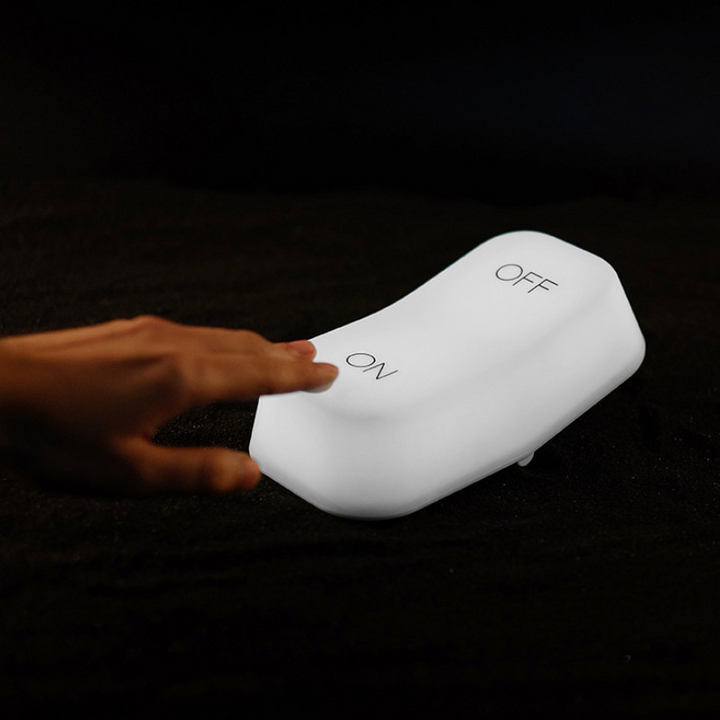 "LED-nattlampa med switch, kompakt design, ger skonsam belysning, perfekt för skrivbord eller nattduksbord."