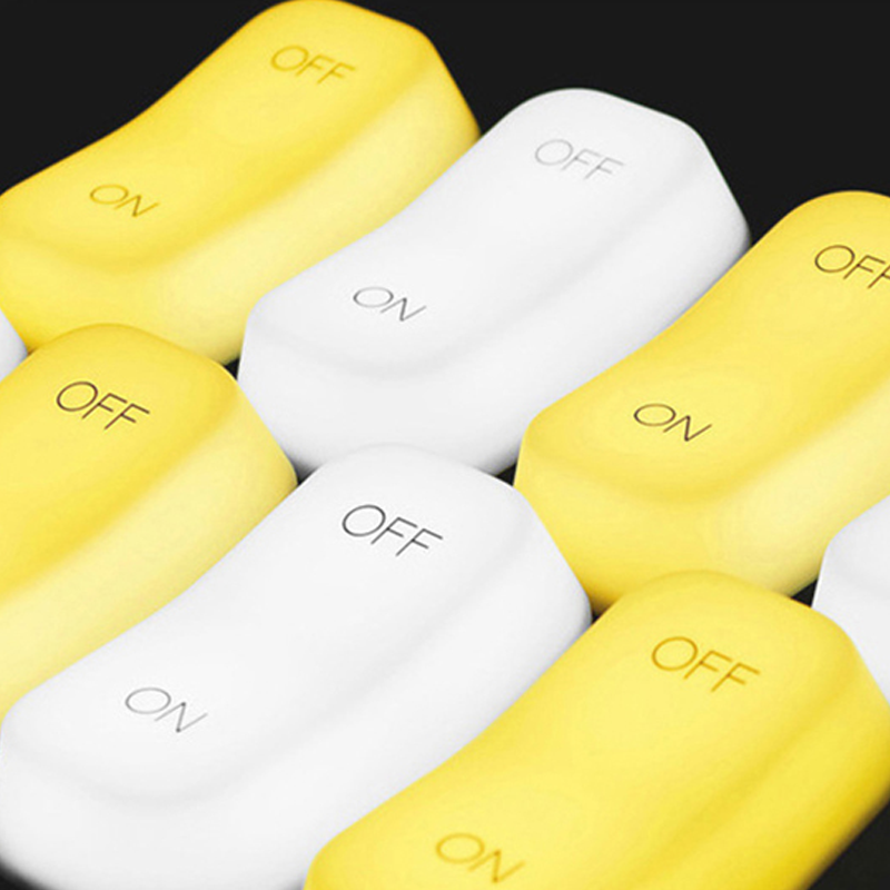 "LED-nattlampa med switch, kompakt design, ger skonsam belysning, perfekt för skrivbord eller nattduksbord."