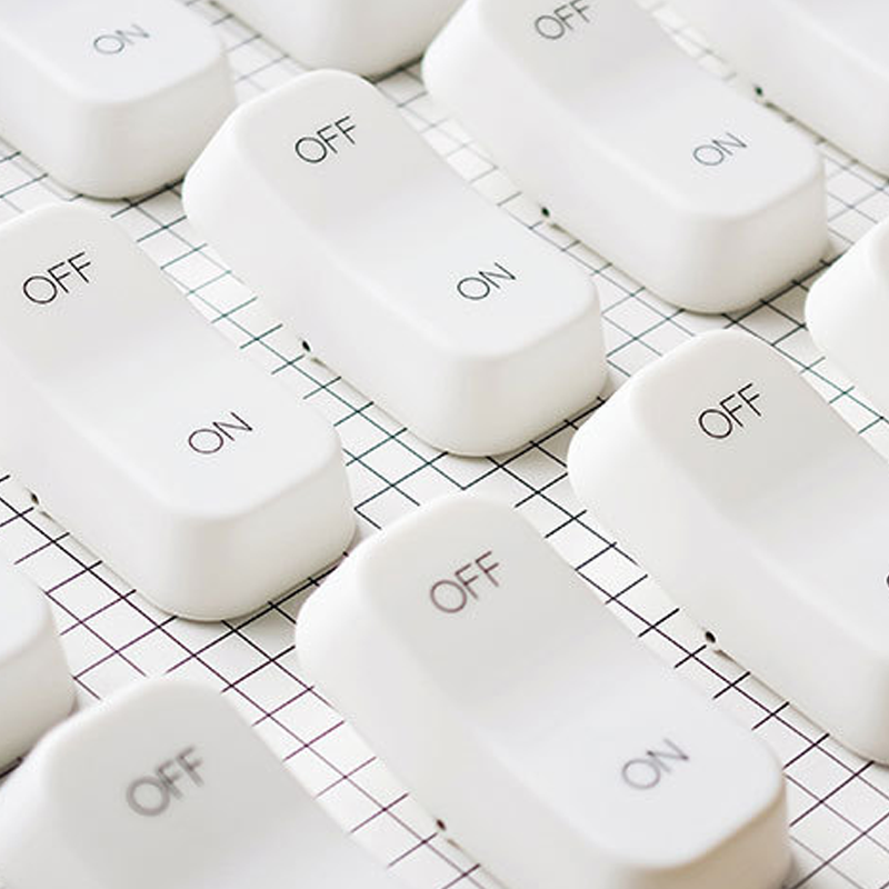 "LED-nattlampa med switch, kompakt design, ger skonsam belysning, perfekt för skrivbord eller nattduksbord."