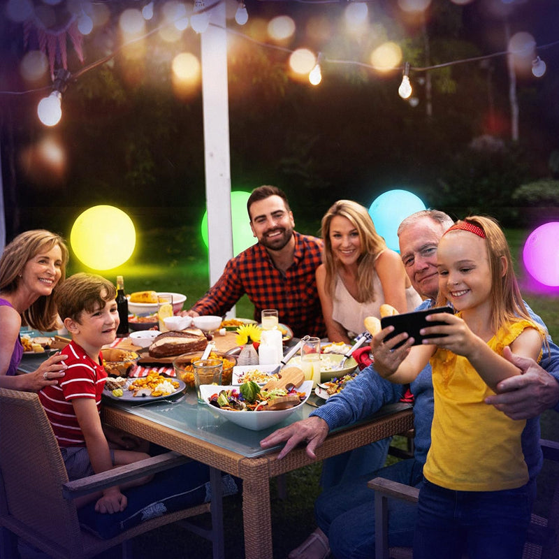 "LED-strandboll med mångfärgade lysdioder, perfekt för utomhusbruk. Vattentät och hållbar för lek i alla väder."